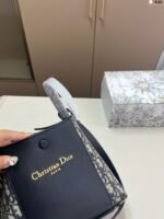 ⁦حقيبة دلو كلاسيكية مميزة من ديور⁩ - الصورة ⁦4⁩