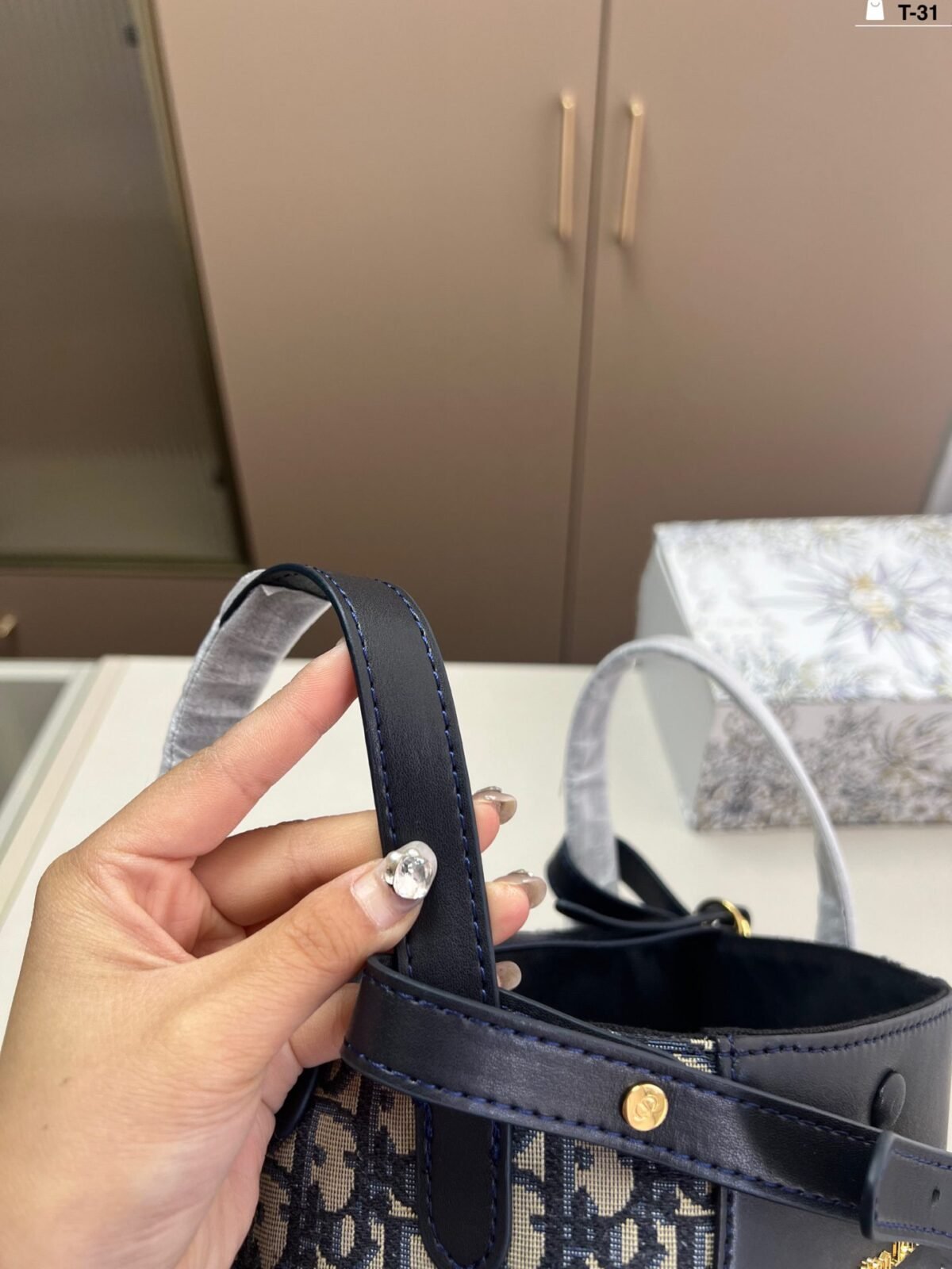 ⁦حقيبة دلو كلاسيكية مميزة من ديور⁩ - الصورة ⁦8⁩