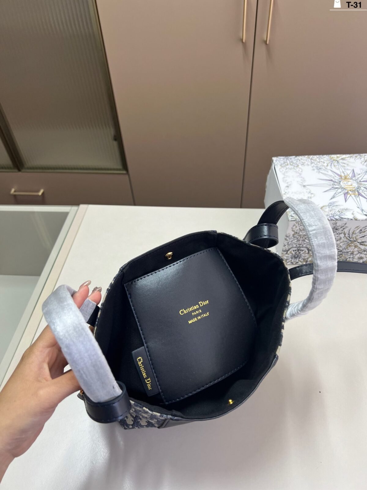 ⁦حقيبة دلو كلاسيكية مميزة من ديور⁩ - الصورة ⁦6⁩