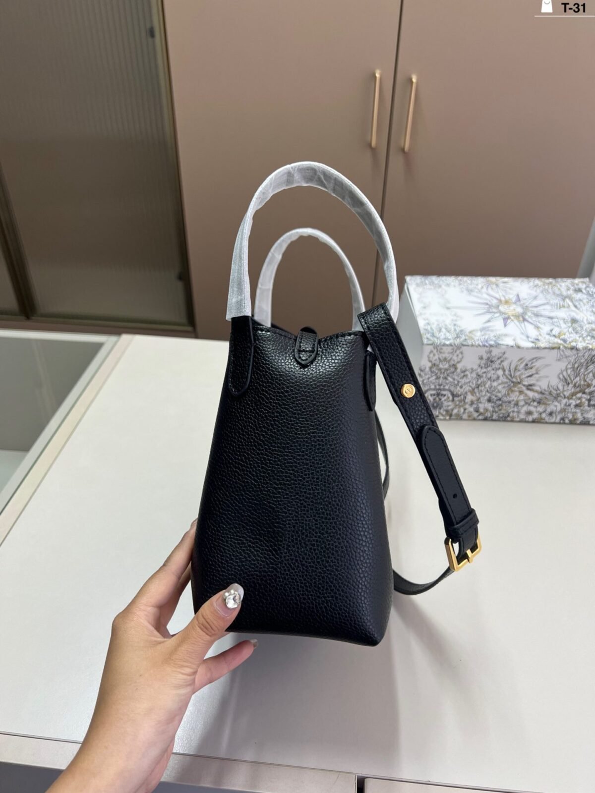 ⁦حقيبة دلو كلاسيكية جديدة من ديور⁩ - الصورة ⁦6⁩