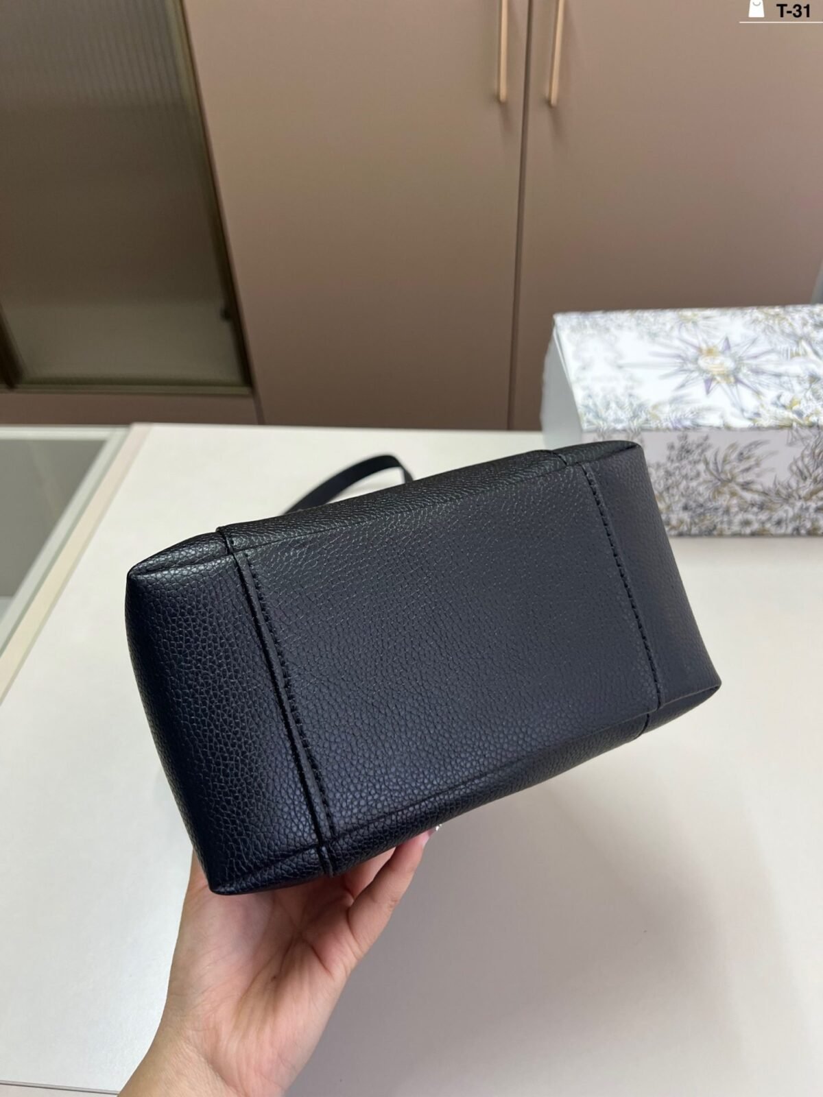 ⁦حقيبة دلو كلاسيكية جديدة من ديور⁩ - الصورة ⁦8⁩