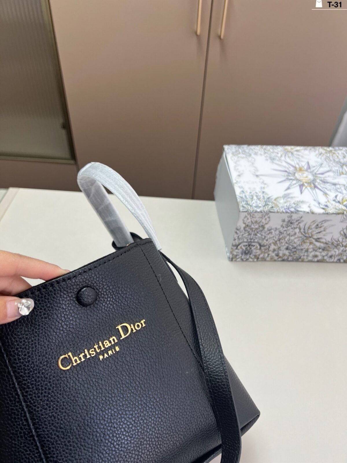 ⁦حقيبة دلو كلاسيكية جديدة من ديور⁩ - الصورة ⁦5⁩