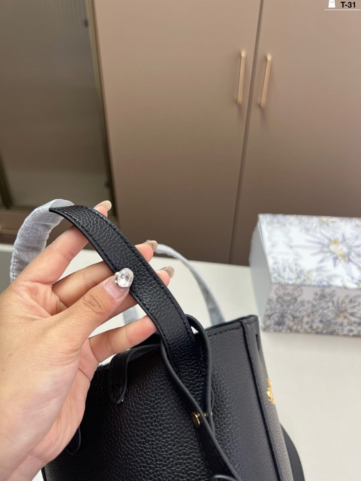 ⁦حقيبة دلو كلاسيكية جديدة من ديور⁩ - الصورة ⁦7⁩