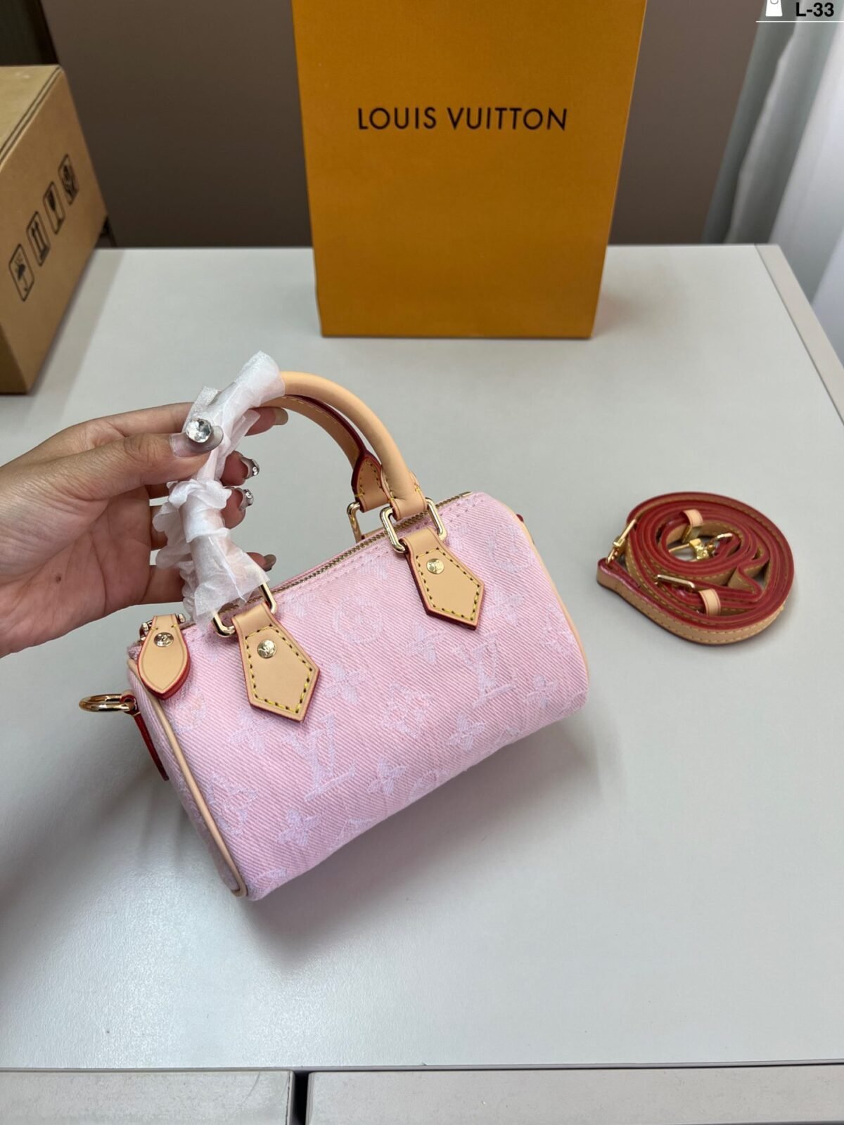 ⁦حقيبة لويس فويتون بتصميم وسادة⁩ - الصورة ⁦1⁩