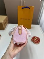 ⁦حقيبة لويس فويتون بتصميم وسادة⁩ - الصورة ⁦5⁩