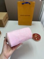 ⁦حقيبة لويس فويتون بتصميم وسادة⁩ - الصورة ⁦7⁩