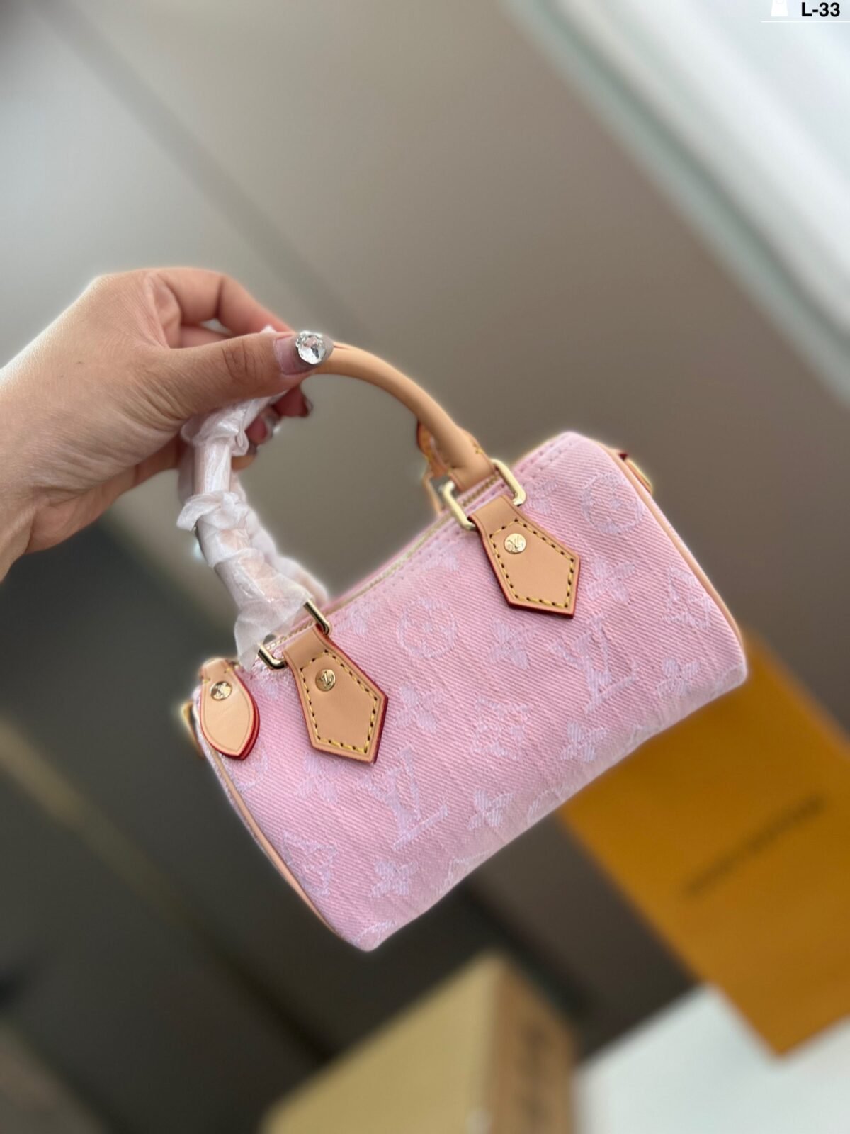 ⁦حقيبة لويس فويتون بتصميم وسادة⁩ - الصورة ⁦2⁩