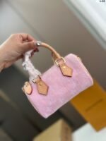 ⁦حقيبة لويس فويتون بتصميم وسادة⁩ - الصورة ⁦2⁩