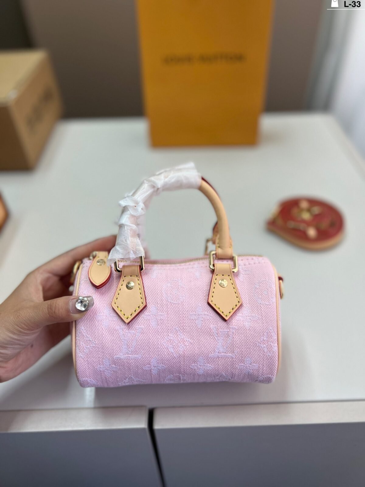 ⁦حقيبة لويس فويتون بتصميم وسادة⁩ - الصورة ⁦3⁩