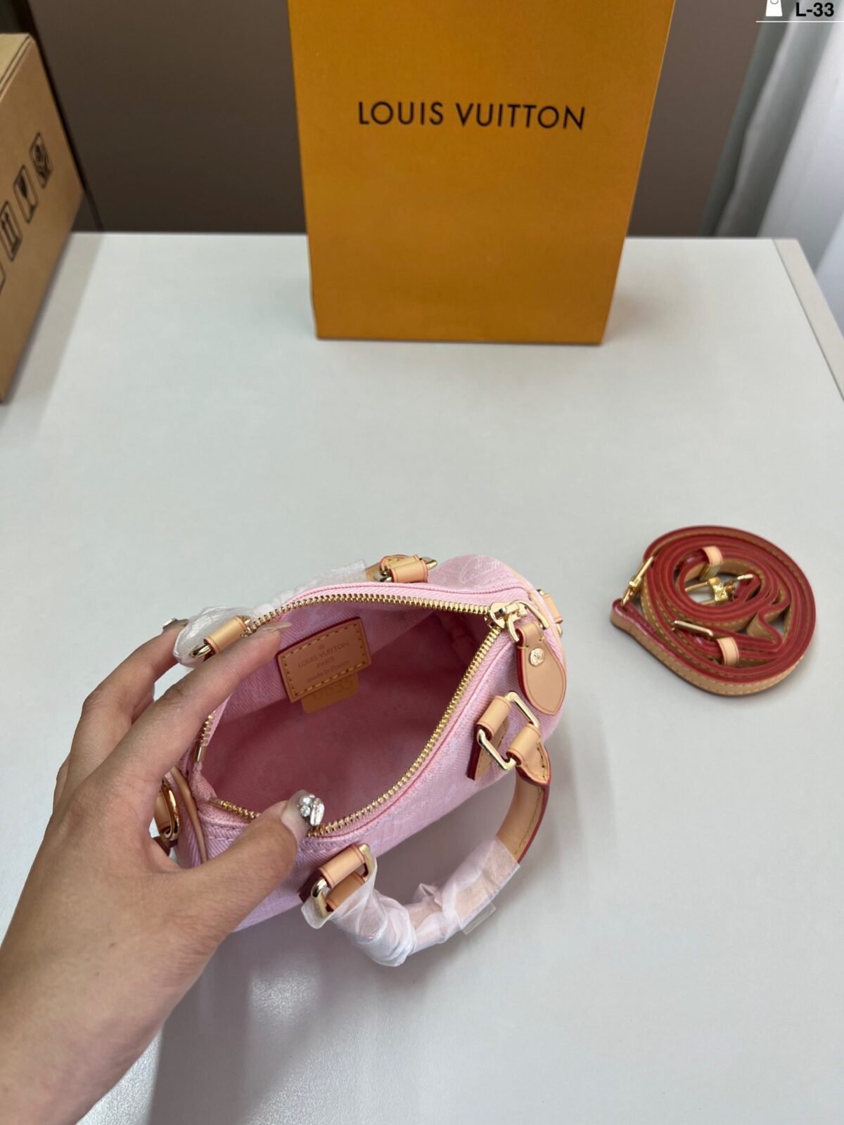 ⁦حقيبة لويس فويتون بتصميم وسادة⁩ - الصورة ⁦4⁩