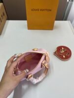 ⁦حقيبة لويس فويتون بتصميم وسادة⁩ - الصورة ⁦4⁩