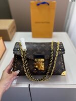 ⁦حقيبة لويس فويتون الجديدة ذات المسامير الحديدية المضفرة⁩ - الصورة ⁦2⁩