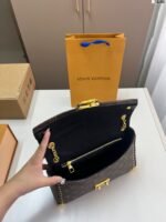 ⁦حقيبة لويس فويتون الجديدة ذات المسامير الحديدية المضفرة⁩ - الصورة ⁦4⁩