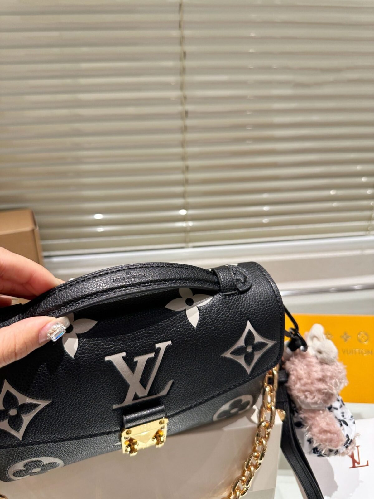⁦حقيبة Pochette Metis East West Mini من لويس فيتون⁩ - الصورة ⁦2⁩