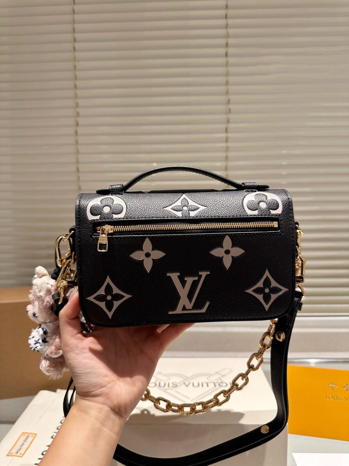 ⁦حقيبة Pochette Metis East West Mini من لويس فيتون⁩ - الصورة ⁦7⁩