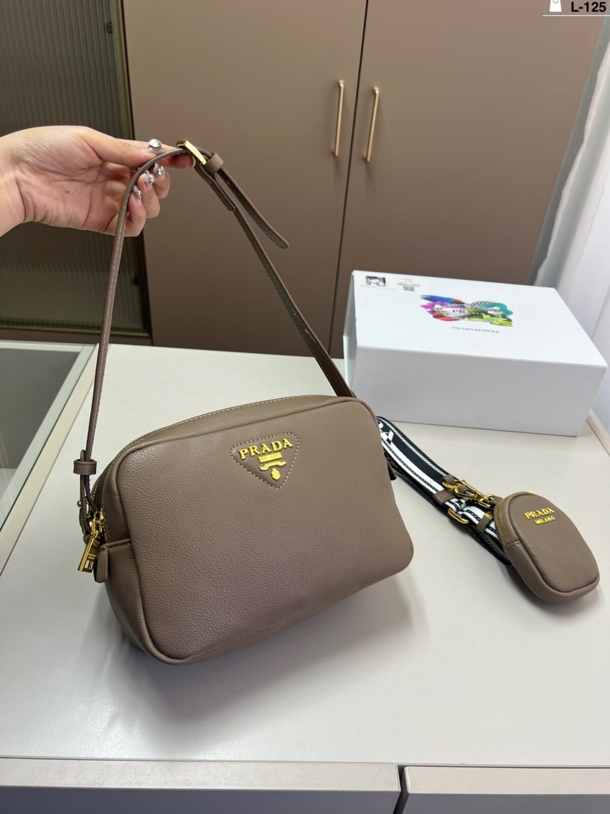 ⁦حقيبة كاميرا برادا الجديدة⁩ - الصورة ⁦1⁩