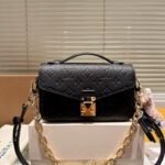 حقيبة Pochette Metis East West Mini السوداء من لويس فيتون