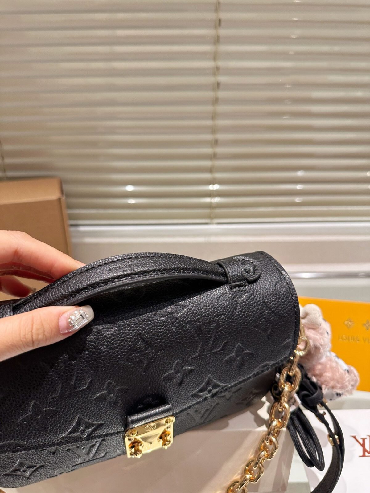 ⁦حقيبة Pochette Metis East West Mini السوداء من لويس فيتون⁩ - الصورة ⁦2⁩