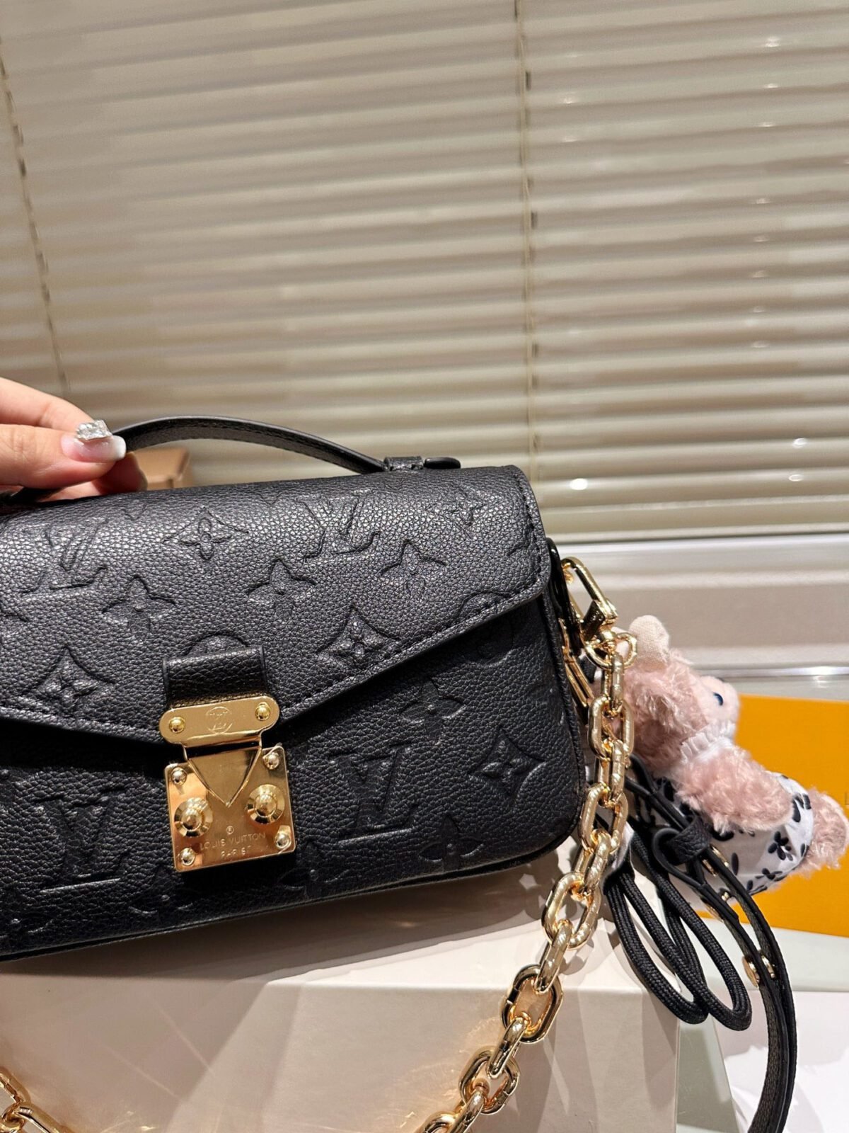 ⁦حقيبة Pochette Metis East West Mini السوداء من لويس فيتون⁩ - الصورة ⁦3⁩