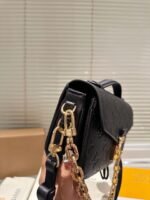 ⁦حقيبة Pochette Metis East West Mini السوداء من لويس فيتون⁩ - الصورة ⁦5⁩