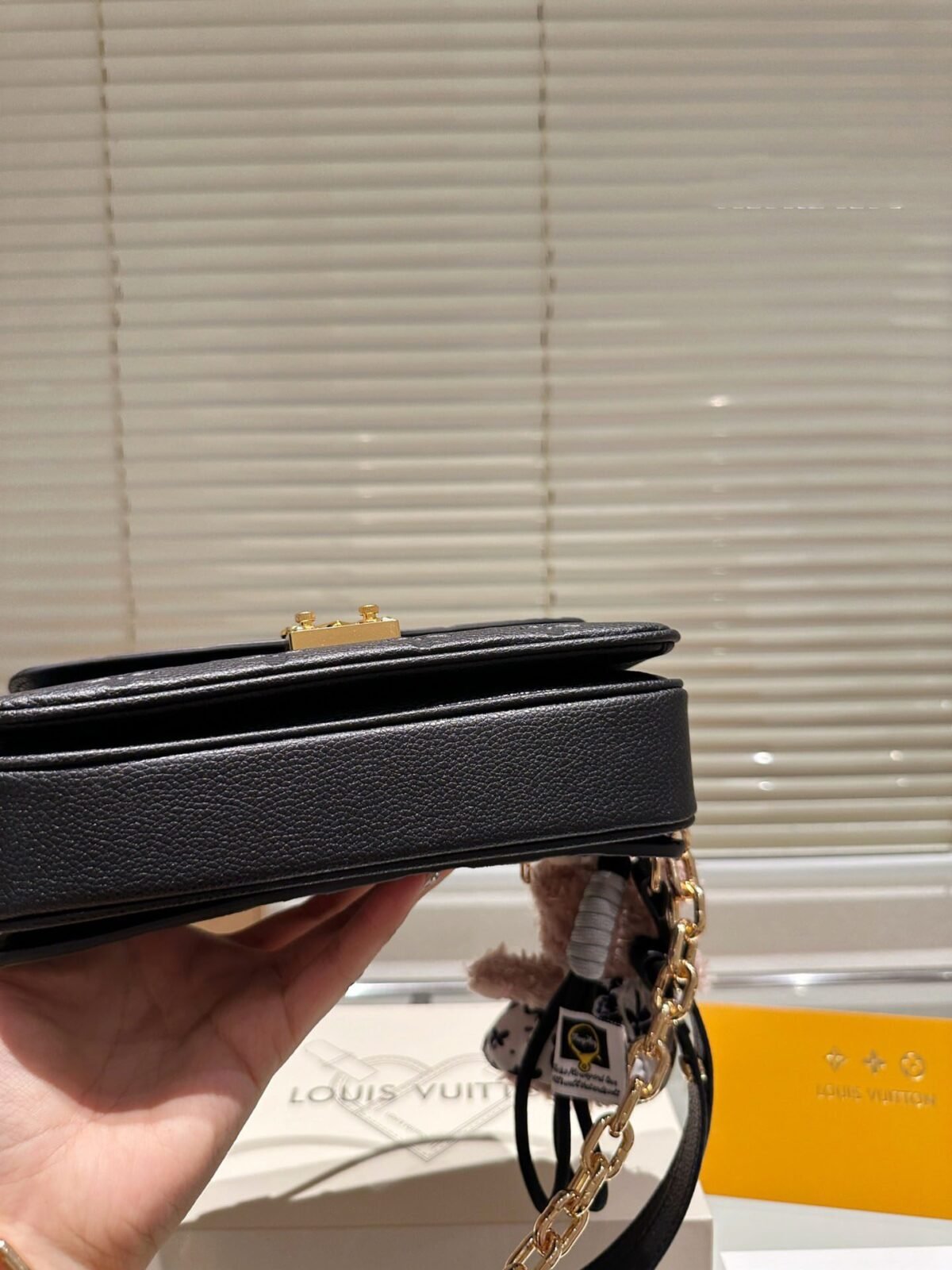 ⁦حقيبة Pochette Metis East West Mini السوداء من لويس فيتون⁩ - الصورة ⁦6⁩