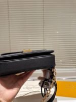 ⁦حقيبة Pochette Metis East West Mini السوداء من لويس فيتون⁩ - الصورة ⁦6⁩