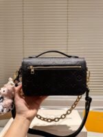 ⁦حقيبة Pochette Metis East West Mini السوداء من لويس فيتون⁩ - الصورة ⁦7⁩