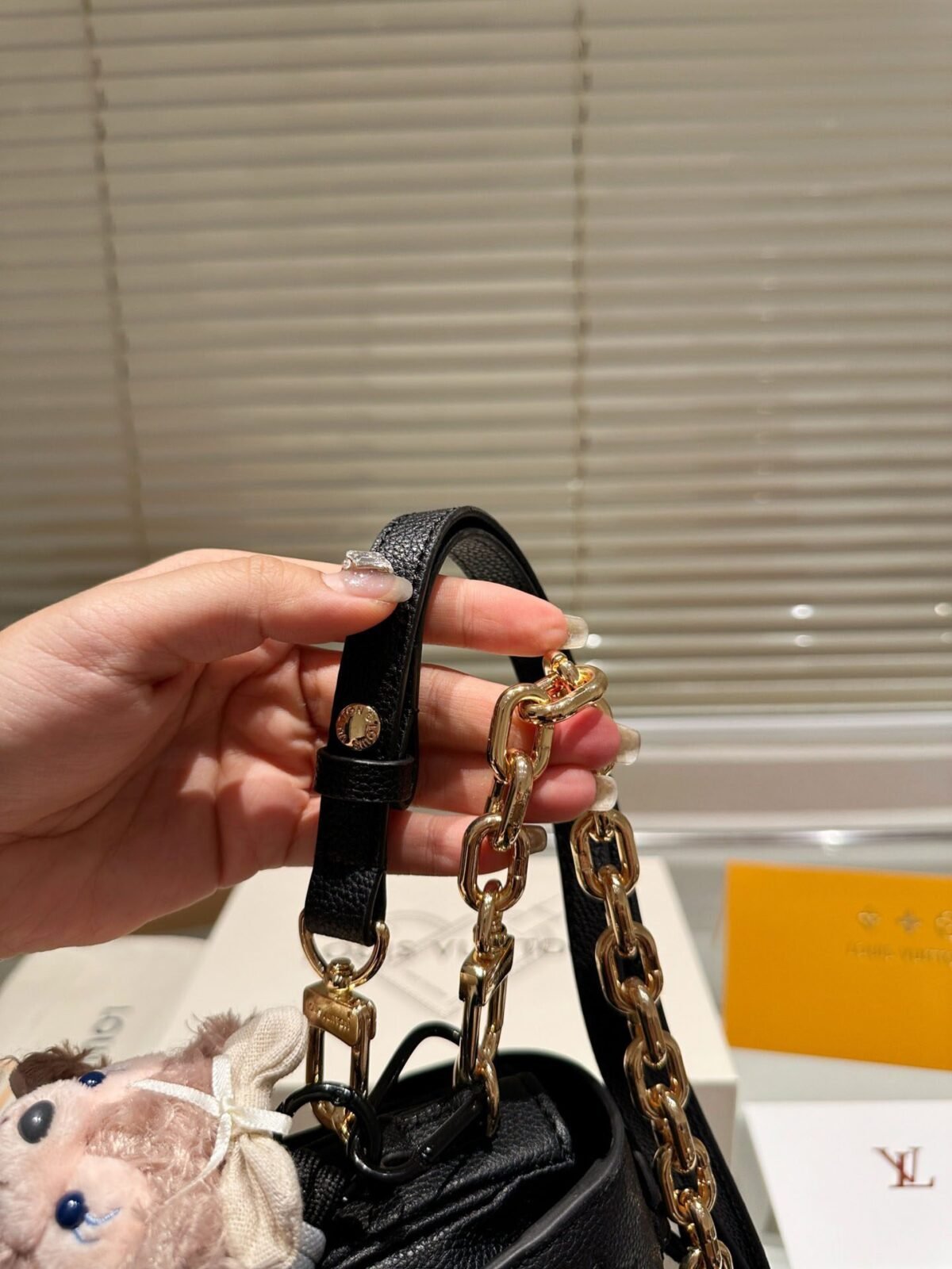 ⁦حقيبة Pochette Metis East West Mini السوداء من لويس فيتون⁩ - الصورة ⁦8⁩