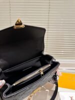 ⁦حقيبة Pochette Metis East West Mini السوداء من لويس فيتون⁩ - الصورة ⁦9⁩