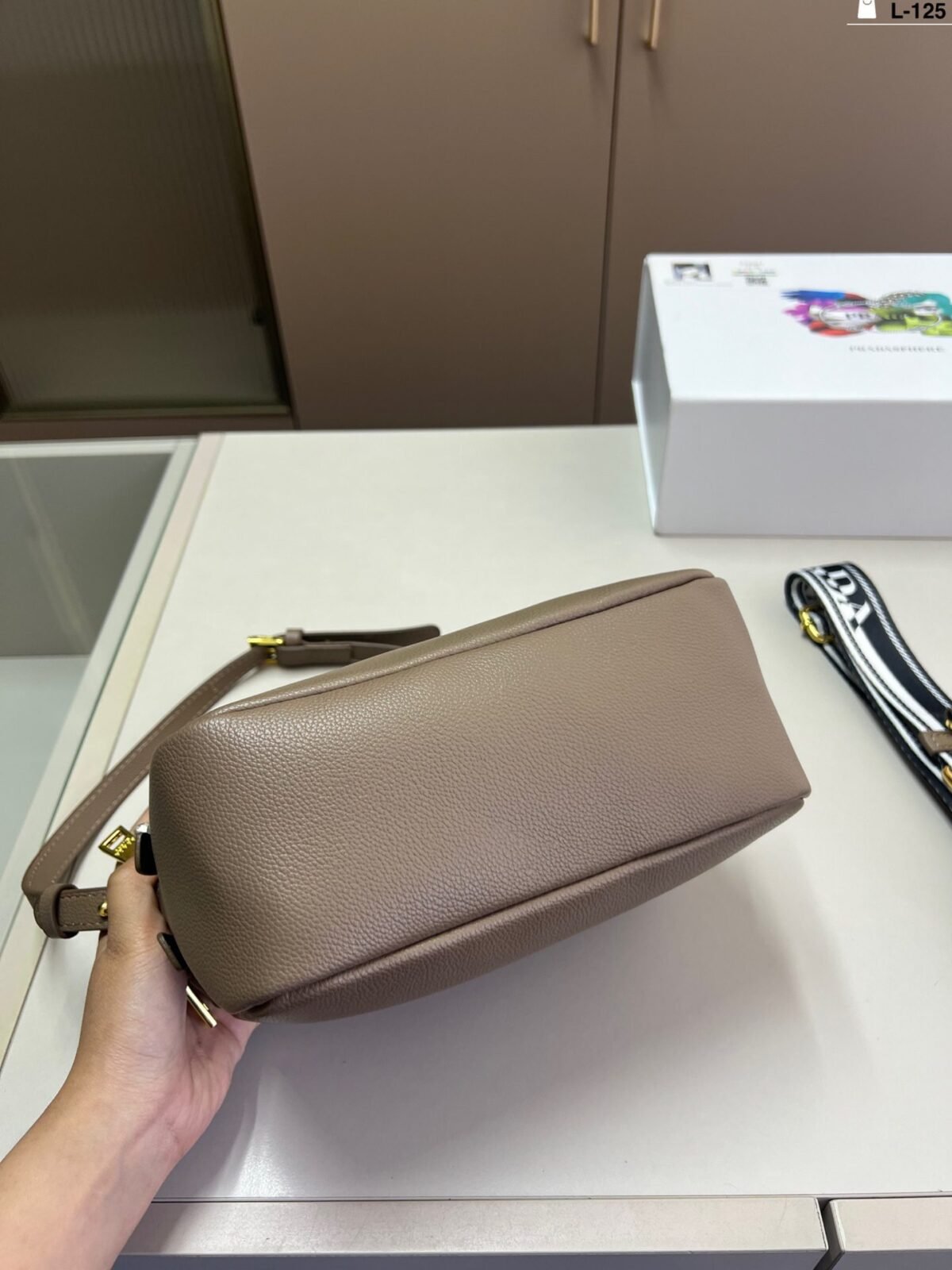 ⁦حقيبة كاميرا برادا الجديدة⁩ - الصورة ⁦8⁩