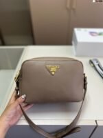 ⁦حقيبة كاميرا برادا الجديدة⁩ - الصورة ⁦2⁩