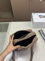 ⁦حقيبة كاميرا برادا الجديدة⁩ - الصورة ⁦7⁩