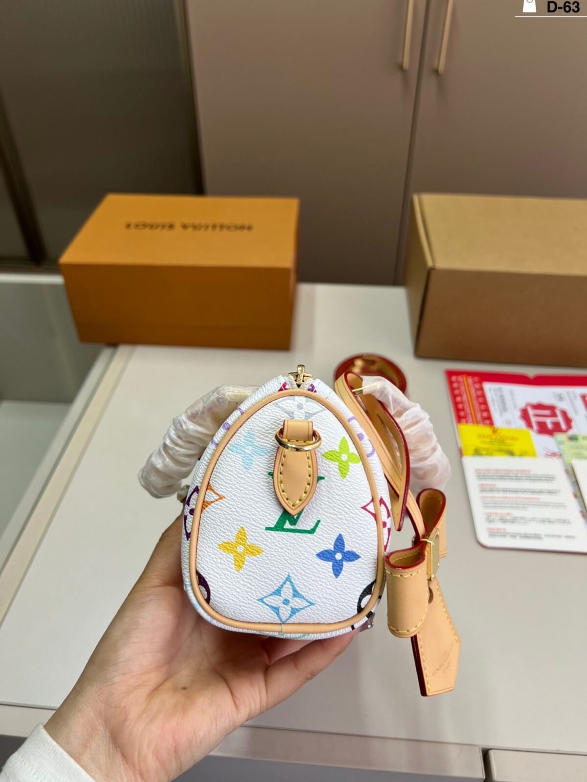 ⁦حقيبة لويس فويتون بتصميم وسادة⁩ - الصورة ⁦8⁩