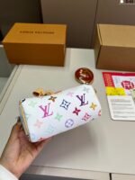 ⁦حقيبة لويس فويتون بتصميم وسادة⁩ - الصورة ⁦9⁩