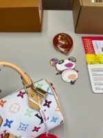 ⁦حقيبة لويس فويتون بتصميم وسادة⁩ - الصورة ⁦6⁩