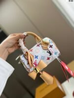 ⁦حقيبة لويس فويتون بتصميم وسادة⁩ - الصورة ⁦2⁩