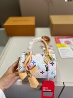 ⁦حقيبة لويس فويتون بتصميم وسادة⁩ - الصورة ⁦3⁩