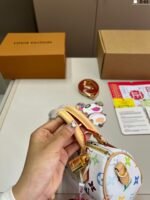 ⁦حقيبة لويس فويتون بتصميم وسادة⁩ - الصورة ⁦7⁩