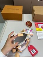 ⁦حقيبة لويس فويتون بتصميم وسادة⁩ - الصورة ⁦4⁩