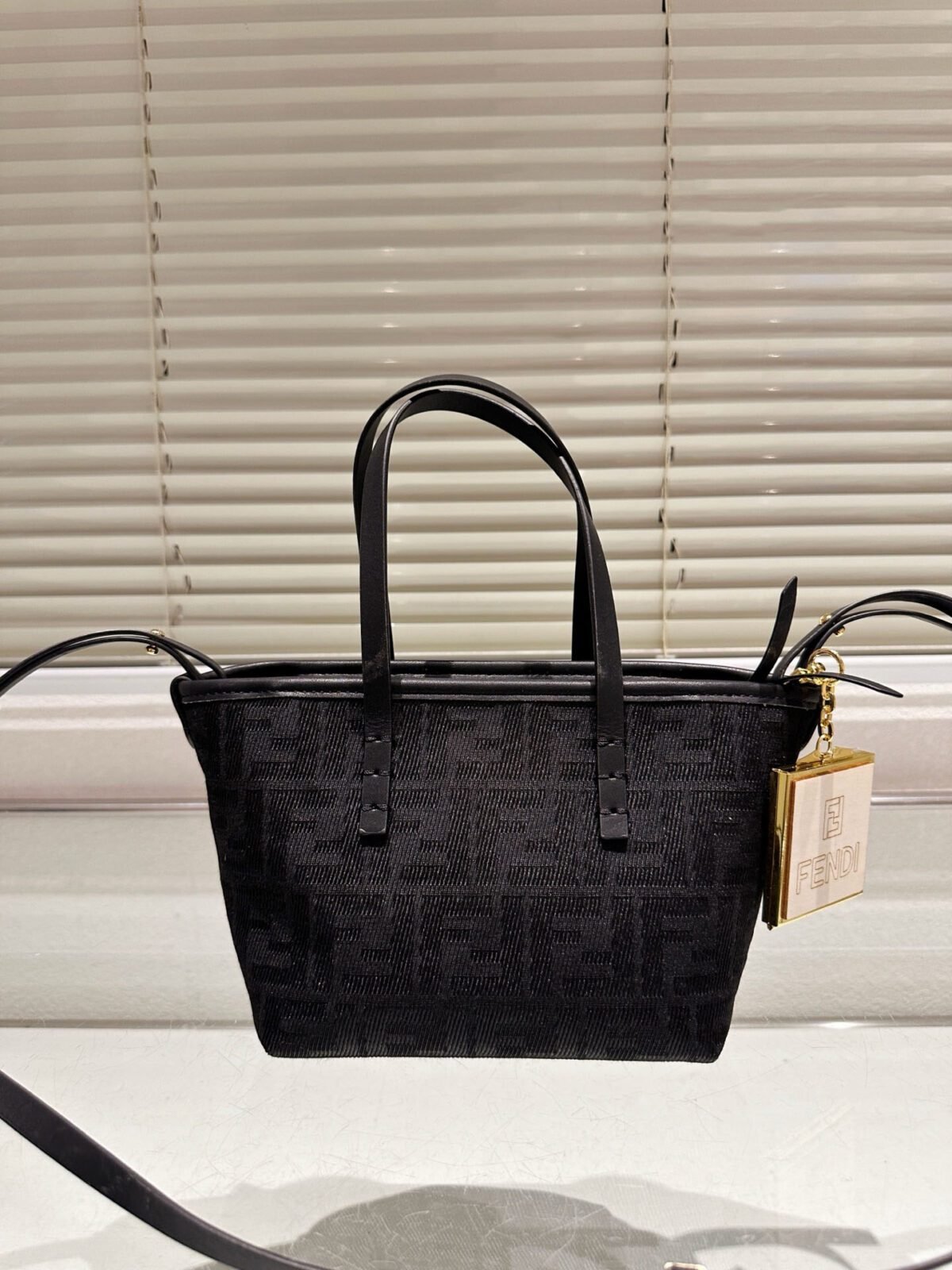 ⁦حقيبة سوداء  أنيقة من فندي (Fendi)⁩ - الصورة ⁦1⁩