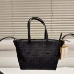 حقيبة سوداء  أنيقة من فندي (Fendi)