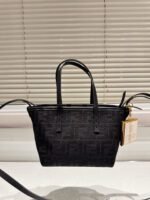 حقيبة سوداء  أنيقة من فندي (Fendi)