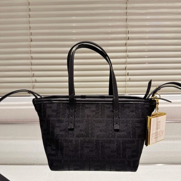 حقيبة سوداء أنيقة من فندي (Fendi)
