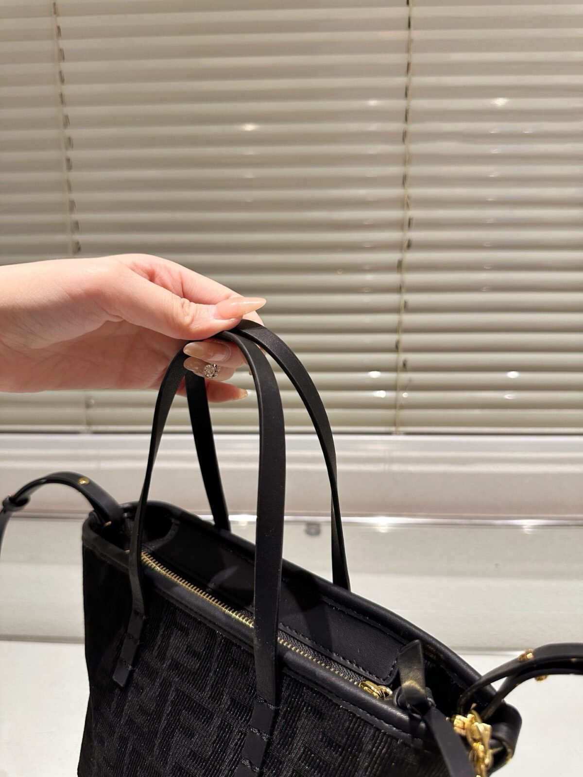 ⁦حقيبة سوداء  أنيقة من فندي (Fendi)⁩ - الصورة ⁦3⁩