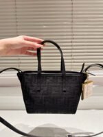 ⁦حقيبة سوداء  أنيقة من فندي (Fendi)⁩ - الصورة ⁦5⁩