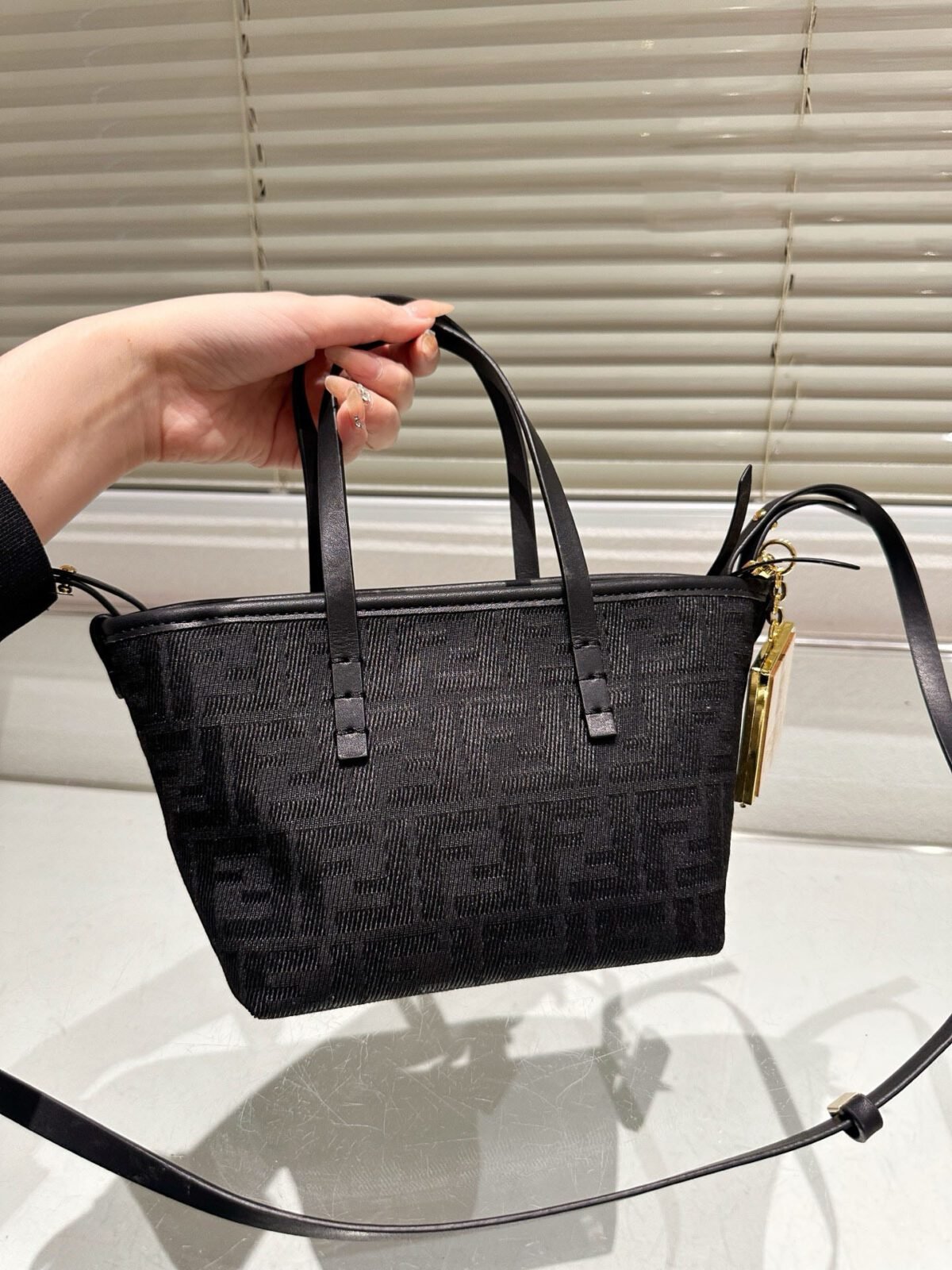 ⁦حقيبة سوداء  أنيقة من فندي (Fendi)⁩ - الصورة ⁦2⁩