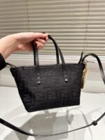 ⁦حقيبة سوداء  أنيقة من فندي (Fendi)⁩ - الصورة ⁦2⁩