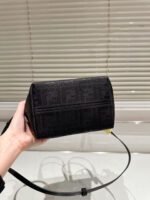 ⁦حقيبة سوداء  أنيقة من فندي (Fendi)⁩ - الصورة ⁦8⁩