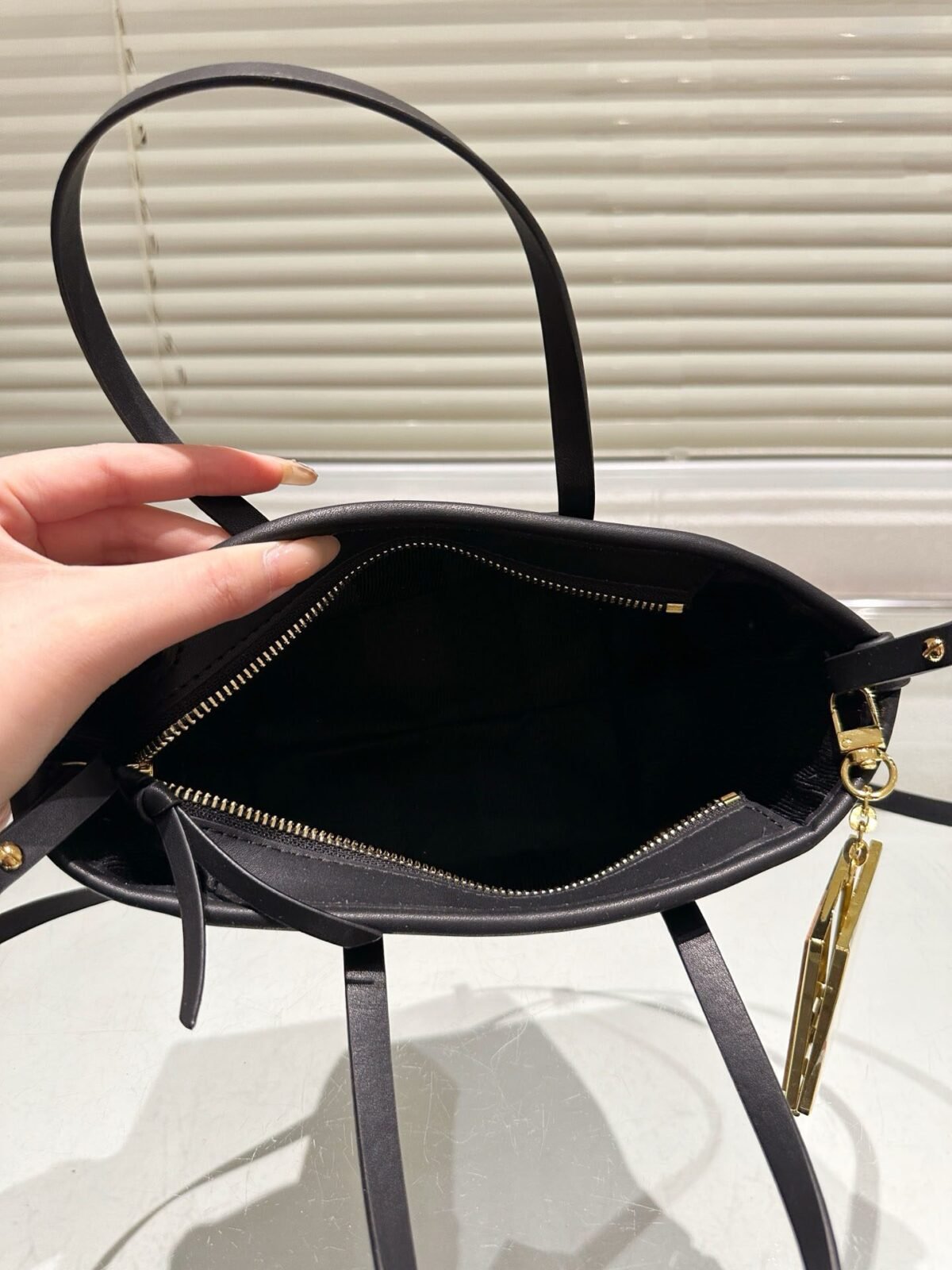 ⁦حقيبة سوداء  أنيقة من فندي (Fendi)⁩ - الصورة ⁦9⁩