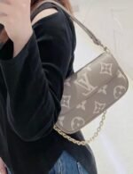 ⁦حقيبة لويس فويتون الكلاسيكية⁩ - الصورة ⁦9⁩